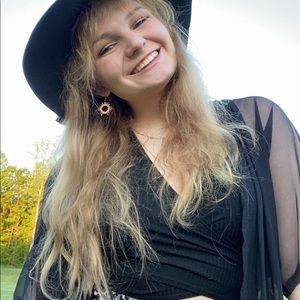 Meet your Posher, Laura